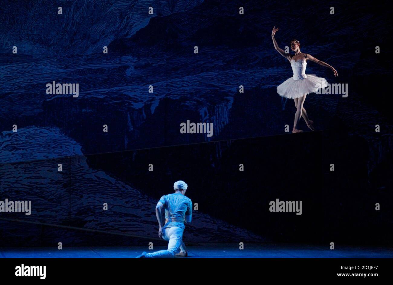 Dancers perform during the dress rehearsal of "Die Bajadere" (The Bayadere)  ballet in Berlin June 17, 2010. The performance of the Staatsballet Berlin  will be premiered on June 19. REUTERS/Tobias Schwarz (GERMANY -
