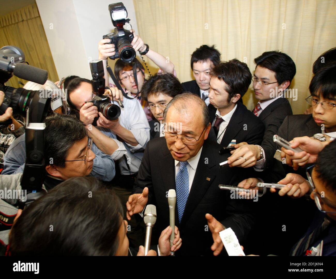 Atsutoshi Nishida President And Chief Executive Officer Of Toshiba Is Surrounded By Reporters After A News Conference In Tokyo February 19 08 Japan S Toshiba Corp Waved The White Flag In The Home