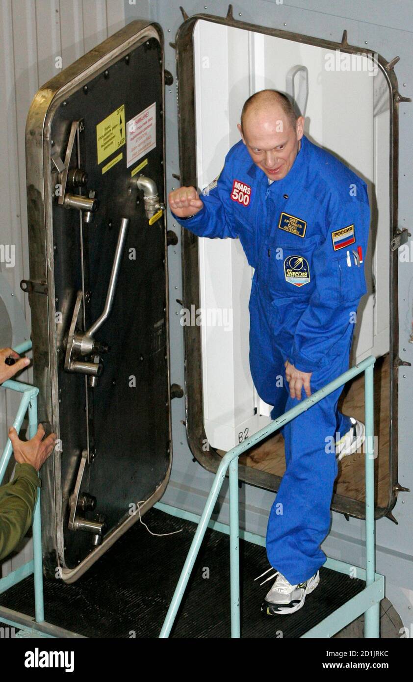 Russian Oleg Artemyev leaves a capsule after ending a simulated flight to Mars at the Russian Institute for Biomedical Problems in Moscow, July 14, 2009. Four Russians, a Frenchman and a German ended a simulated 105-day space trip in Moscow on Tuesday designed to test their responses in the kind of isolated surroundings they would experience in a manned mission to Mars.   REUTERS/Alexander Natruskin  (RUSSIA SCI TECH) Stock Photo