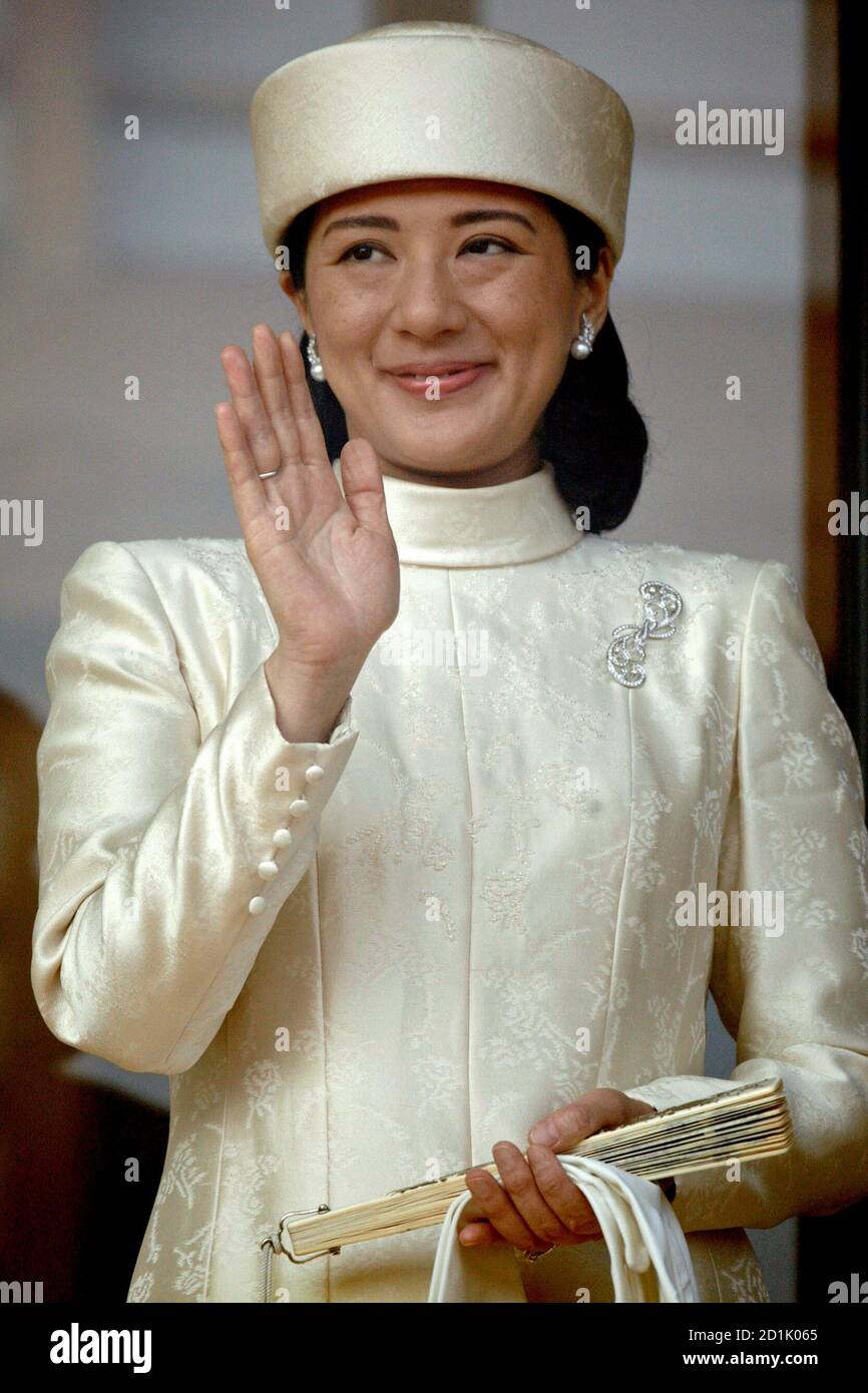 Japan S Crown Princess Masako Waves To Well Wishers Gathered To Celebrate Japan S Emperor Akihito S 73rd Birthday At The Imperial Palace In Tokyo December 23 06 Reuters Kiyoshi Ota Japan Stock Photo Alamy