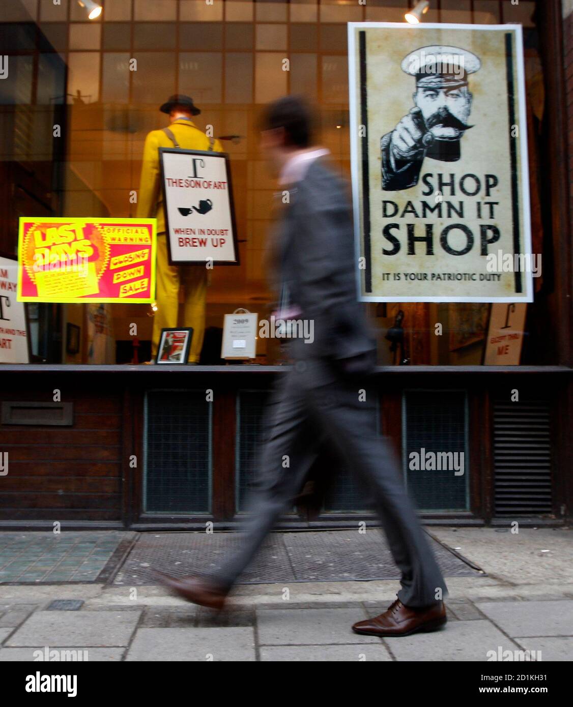 A man walks past a shop in central London December 18, 2008. Retail sales rose unexpectedly in November, helped by online shoppers, official data showed on Thursday, but record high government borrowing and shrinking mortgage lending underlined the scale of the country's economic downturn.  REUTERS/Eddie Keogh (BRITAIN) Stock Photo