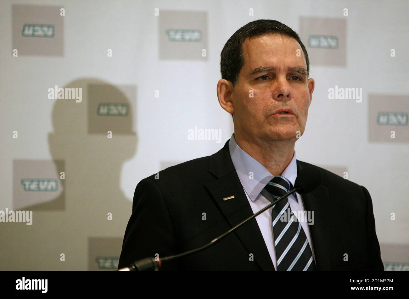 Panorama kapre Klan Shlomo Yanai, Teva's president and chief executive, addresses the media  during a news conference in Tel Aviv July 27, 2010. Teva Pharmaceutical  Industries, the world's largest generic drugmaker, reported higher  quarterly net