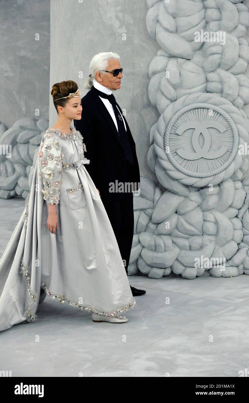 bur Stue teknisk German designer Karl Lagerfeld walks with a model in his wedding dress  creation at the end of his Haute-Couture Spring/Summer 2008 fashion show  for Chanel in Paris January 22, 2008. REUTERS/Philippe Wojazer (