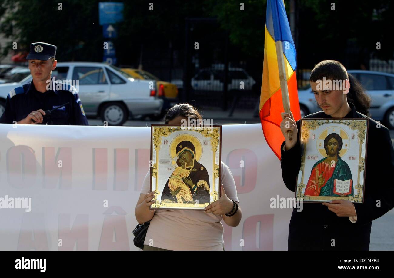 Protesters hold Orthodox icons during a march against the Gay Fest 2008, scheduled in Romania's capital this week, in downtown Bucharest May 19, 2008.  REUTERS/Bogdan Cristel (ROMANIA) Stock Photo