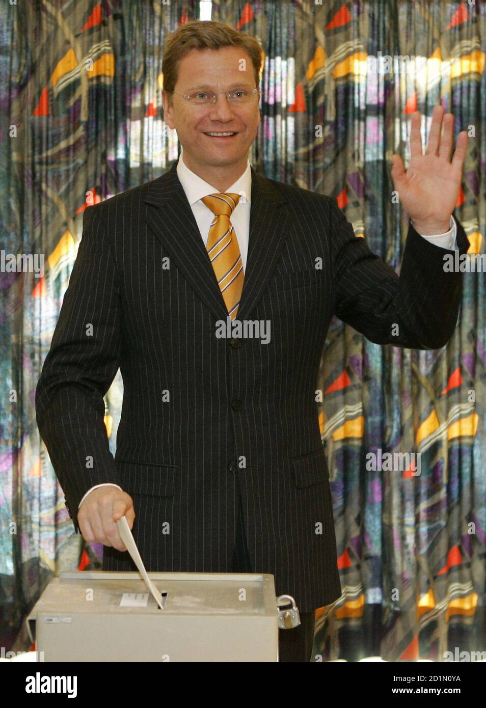 Guido Westerwelle, leader of the German liberal Free Democratic Party (FDP) casts his vote at a polling station in the western German city of Bonn September 18, 2005. Voting began in Germany's closely fought election on Sunday with millions of undecided voters holding the key to a result that will have major implications for economic reform in Europe. REUTERS/Ina Fassbender INA/CVI Stock Photo