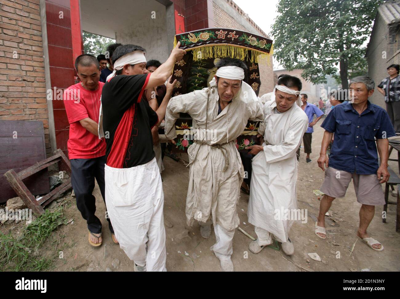 Mourners funeral china hires stock photography and images Alamy