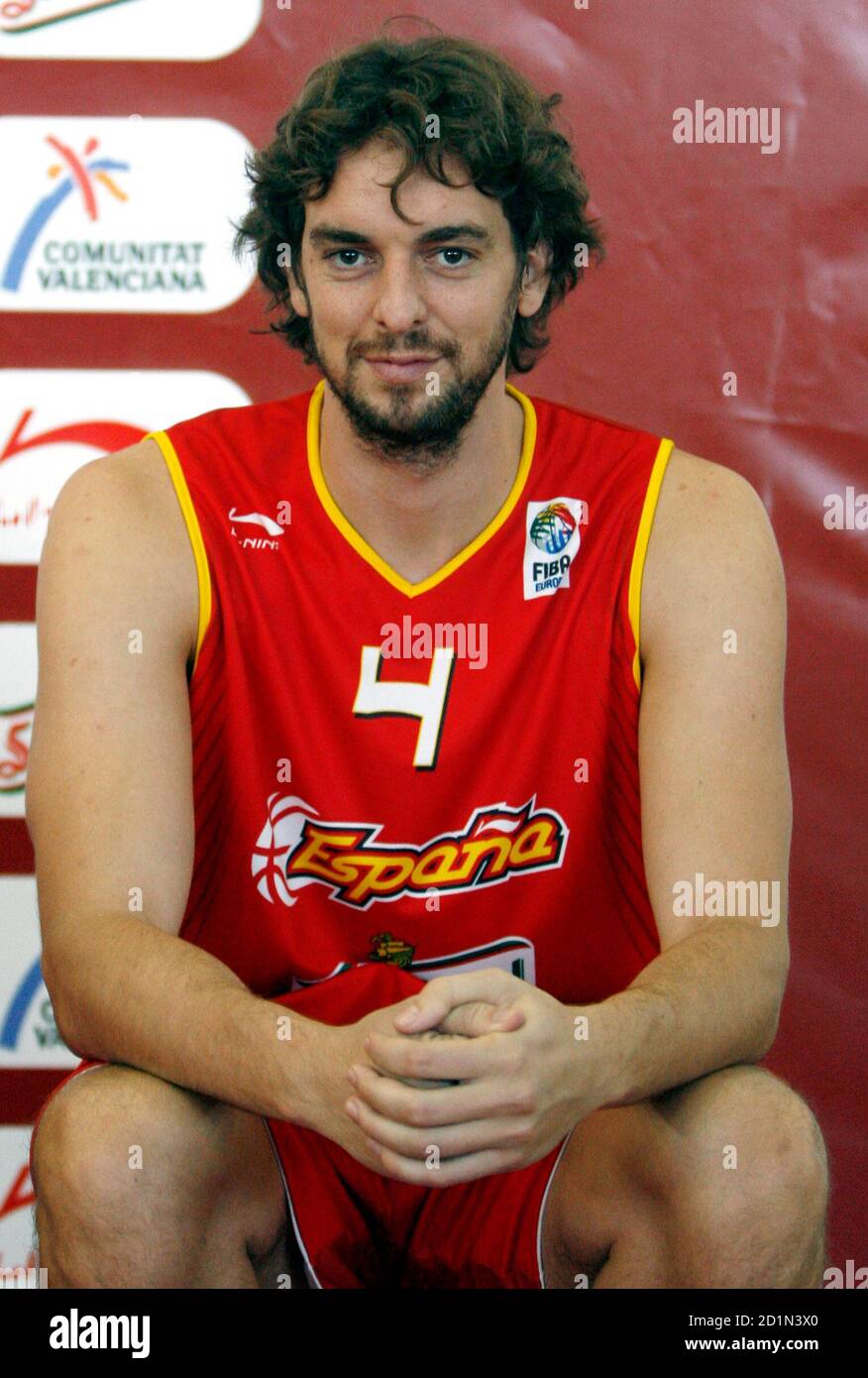 Spanish basketball player Pau Gasol smiles during the presentation of the Spanish  basketball team in the upcoming Eurobasket 2007 championships in Madrid,  July 26, 2007. REUTERS/Andrea Comas (SPAIN Stock Photo - Alamy