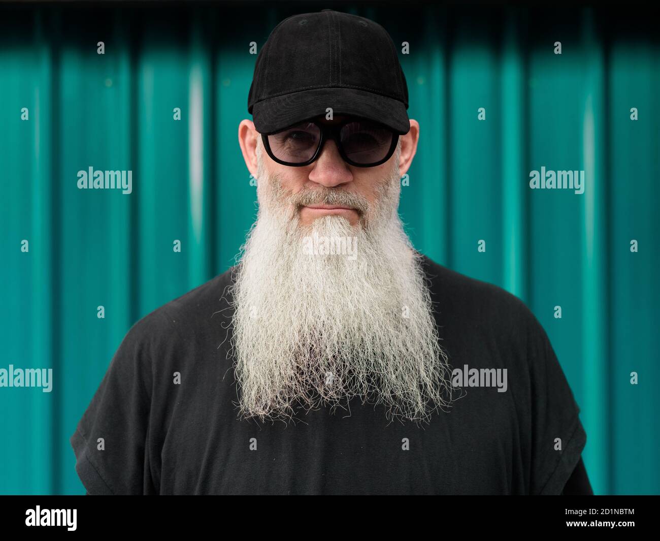 Man wearing sunglasses cap hi-res stock photography and images - Alamy
