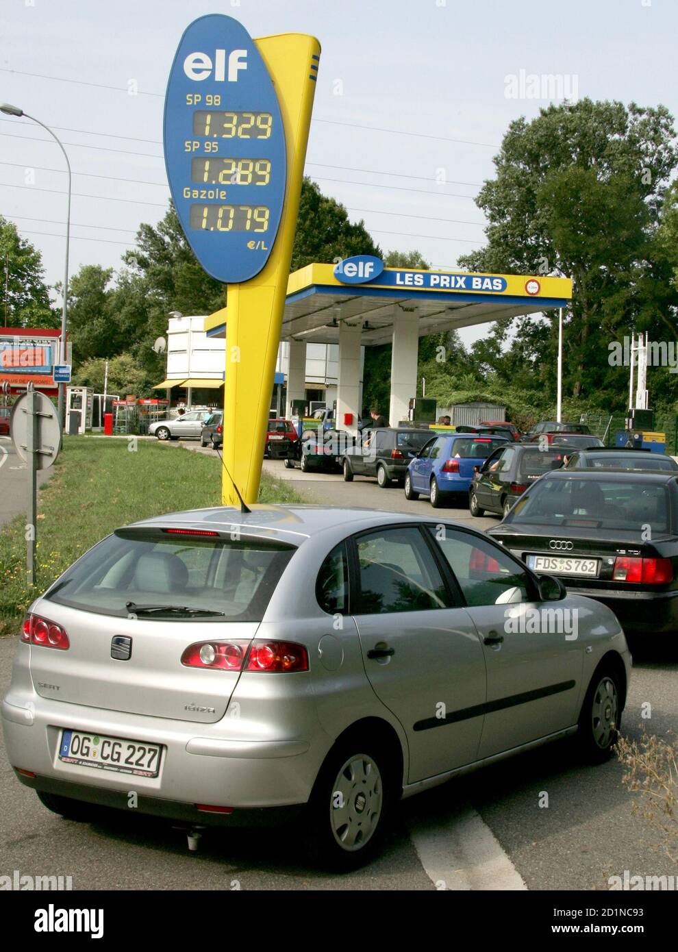 France petrol station queue hi-res stock photography and images - Alamy