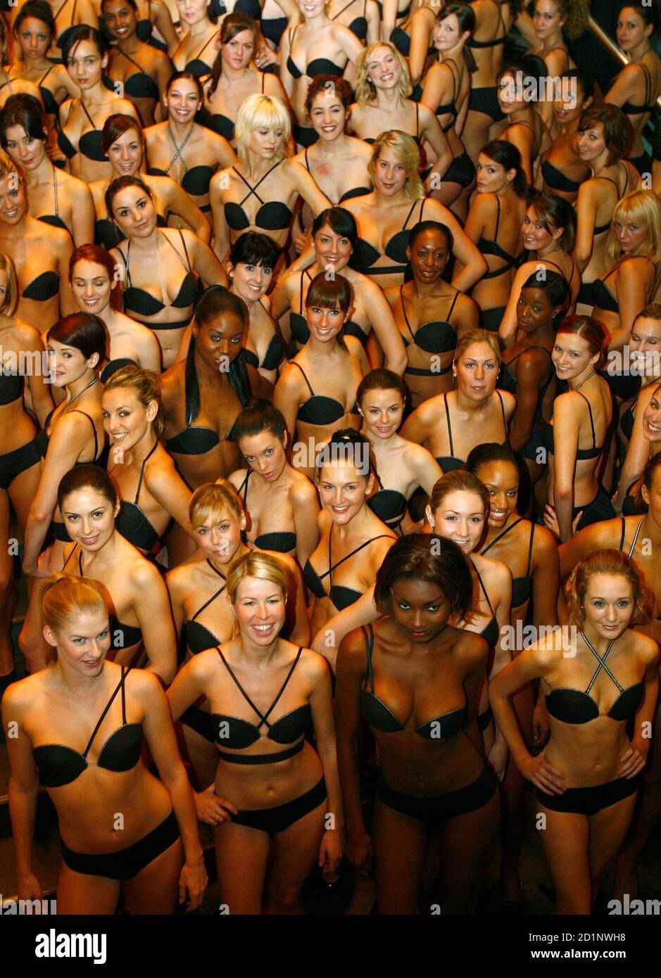 One hundred girls pose wearing the new Wonderbra Multiplunge bra in the  National Portrait Gallery in London November 16, 2006. REUTERS/Stephen Hird  (BRITAIN) BEST QUALITY AVAILABLE Stock Photo - Alamy