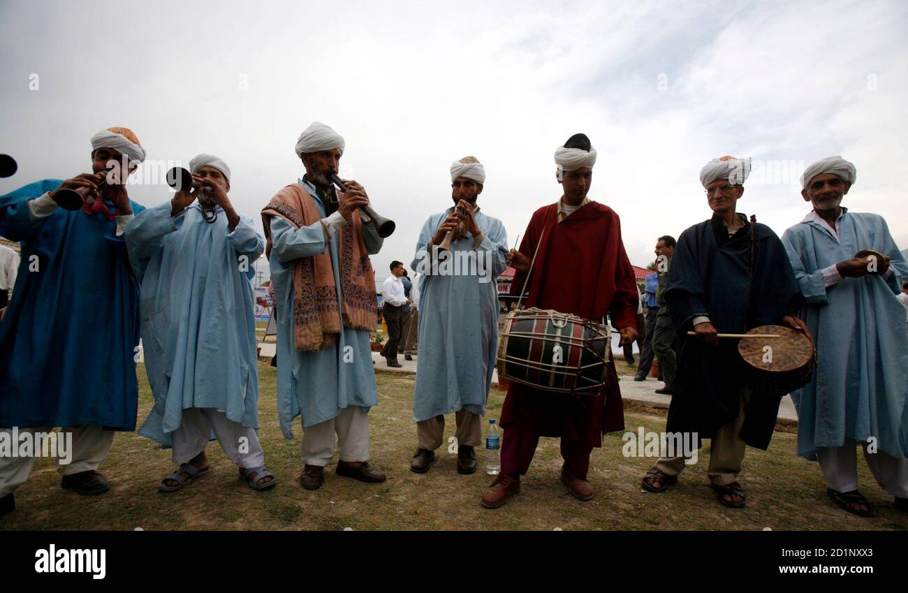 Kashmiri Traditional Dress High Resolution Stock Photography and Images Alamy