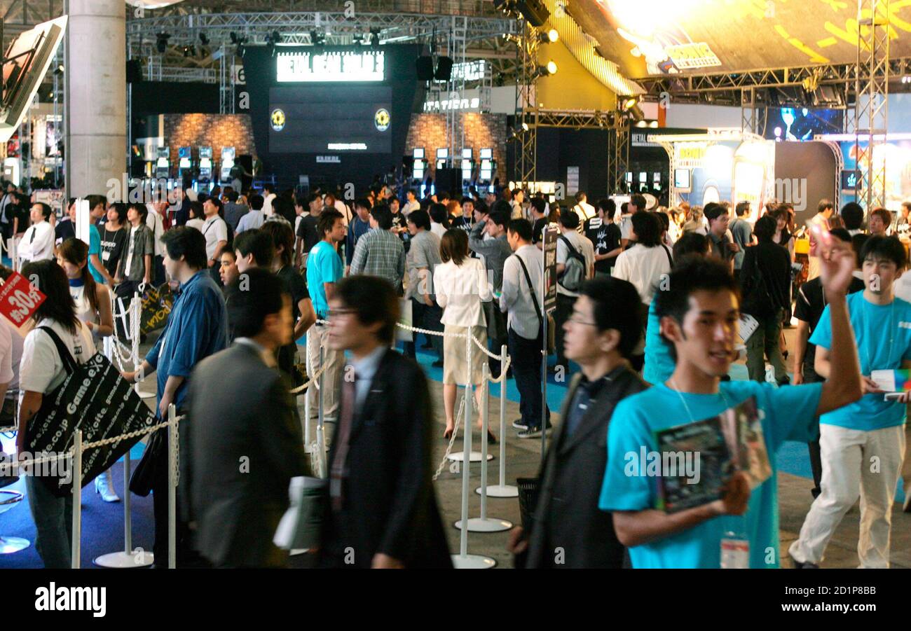Visitors crowd Tokyo Game Show 2005, Japan's biggest video game software exhibition, at Makuhari Messe Convention Centre in Chiba, east of Tokyo, September 16, 2005. About 130 companies from 11 countries participated in the three-day show. REUTERS/Toru Hanai  TH/YH Stock Photo