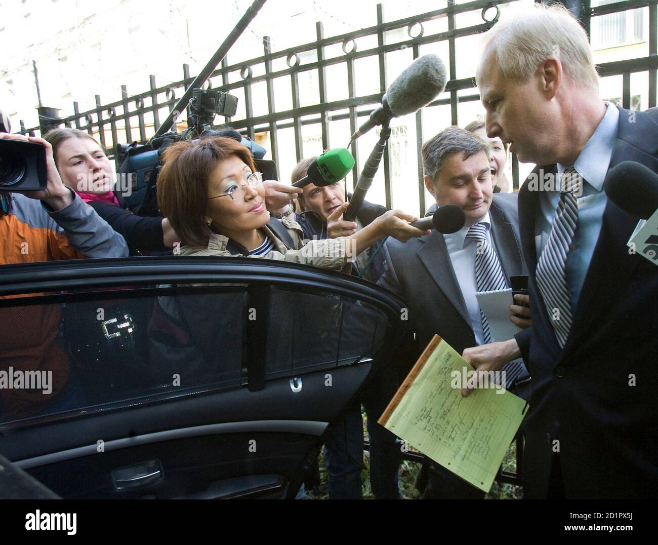 TNK-BP Chief Executive Robert Dudley (R) speaks to reporters after leaving a local interior ministry office in Moscow June 10, 2008. The chief executive of oil major BP's Russian joint venture said on Tuesday his questioning by the authorities as part of a tax probe was a routine matter.  REUTERS/Alexander Natruskin  (RUSSIA) Stock Photo