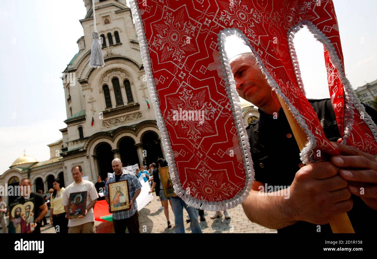 Bulgarians carry icons during a protest against the up-coming gay parade in front of the golden-domed cathedral 'Alexander Nevski' in central Sofia, June 21, 2009.   REUTERS/Oleg Popov (BULGARIA RELIGION CONFLICT) Stock Photo