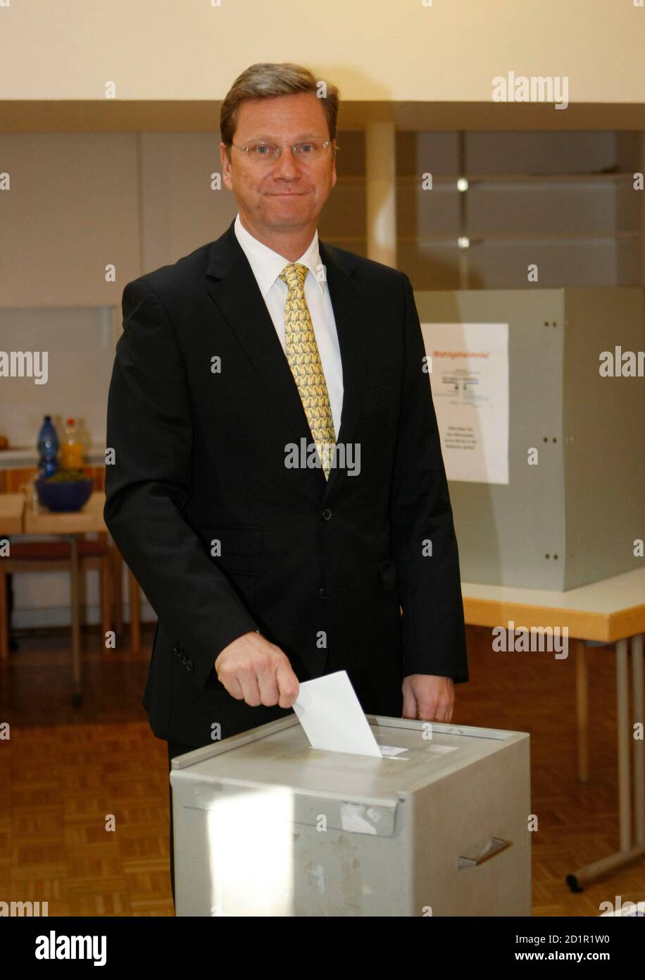 Guido Westerwelle, leader of the pro-business Free Democratic Party (FDP) casts his ballot in the general election at a polling station in Bonn September 27, 2009. Germans voted in the general election (Bundestagwahl) on Sunday.  REUTERS/Ina Fassbender (GERMANY POLITICS ELECTIONS) Stock Photo