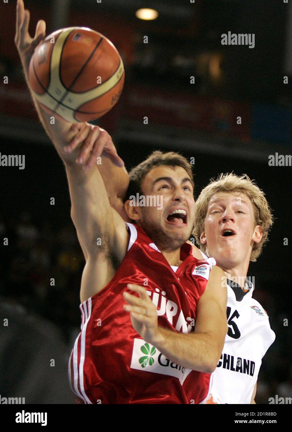 Turkey's Ender Arslan (L) tries to score past Germany's Jan-Hendrik Jagla during their European Basketball Championships game in Palma de Mallorca September 4, 2007. REUTERS/Dani Cardona (SPAIN) Stock Photo