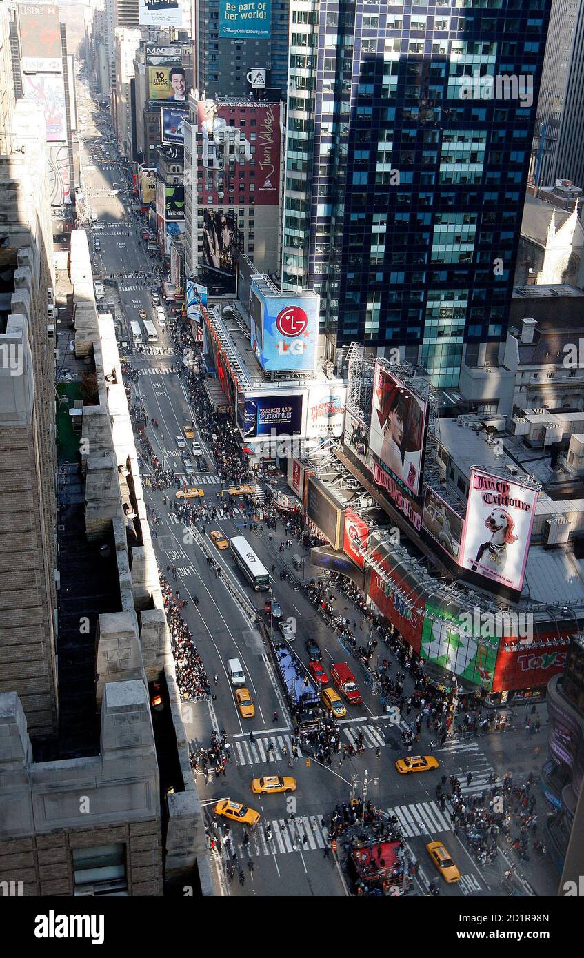 Fewer cars pass through the normally busy streets as revelers line the sidewalks to wait for the annual celebration in Times Square to mark the beginning of the new year, in New York, December 31, 2007.  REUTERS/Chip East  (UNITED STATES) Stock Photo