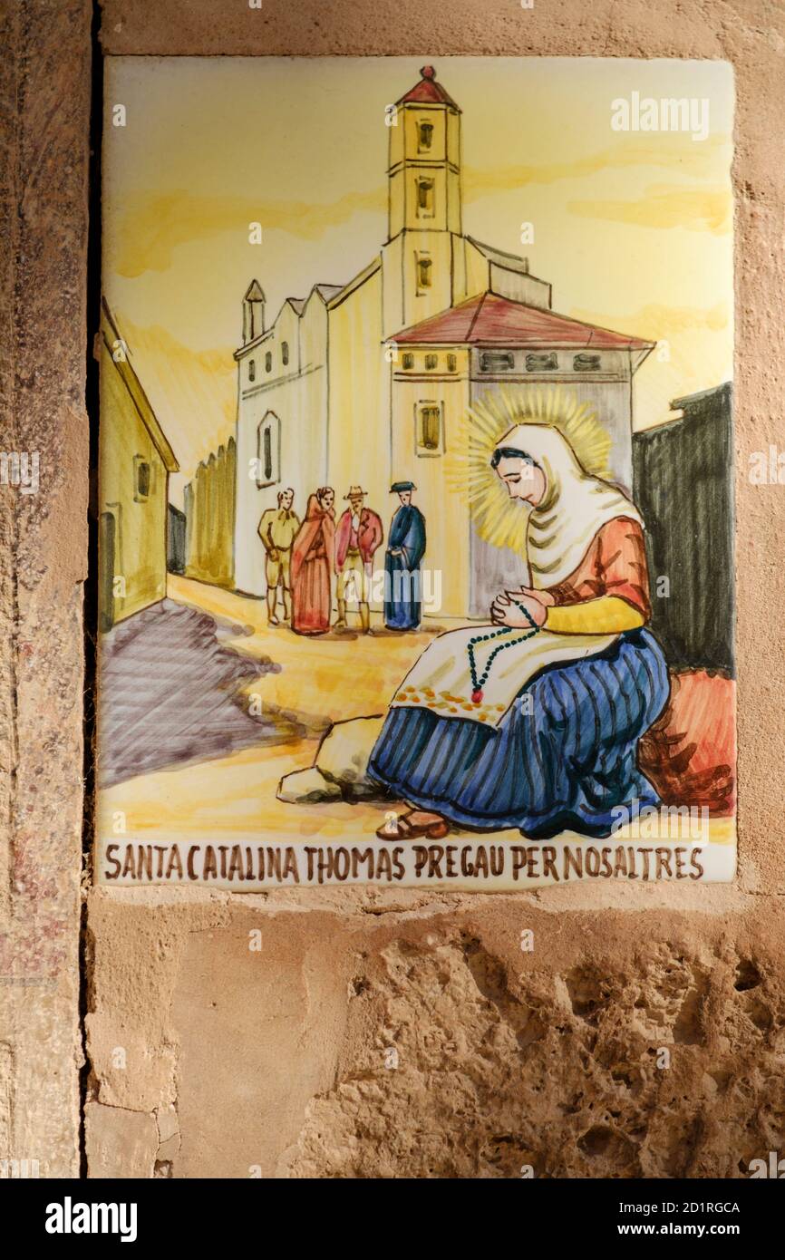 baldosa evocando Santa Catalina Thomas,   “Santa Catalina Thomàs, pregau per nosaltres” , Valldemossa,  Mallorca, Balearic islands, spain Stock Photo