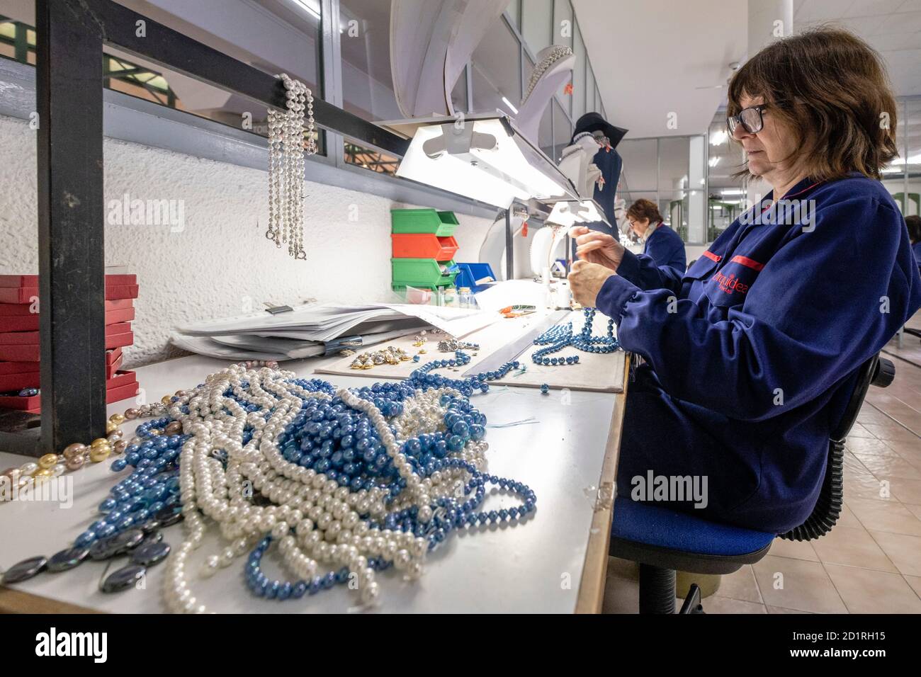 control y seleccion de las perlas, fabrica de Perlas Orquidea, Montuiri, Mallorca, Balearic islands, spain Stock Photo
