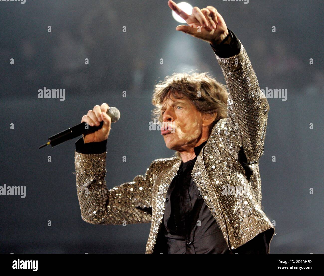 Mick Jagger performs with the Rolling Stones during their "A Bigger Bang  World Tour" in Anaheim November 4, 2005 Stock Photo - Alamy