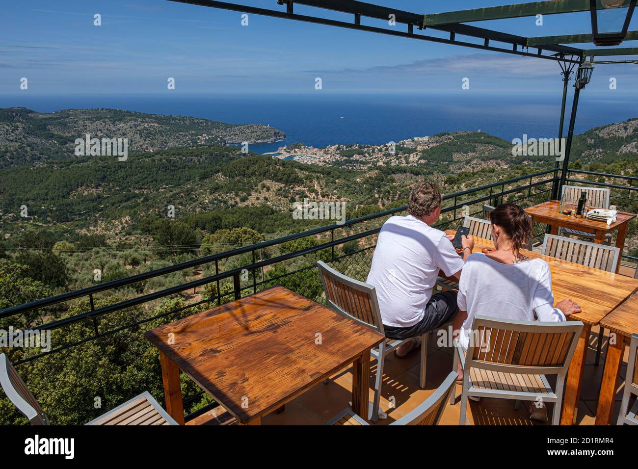 pareja de turistas en la terraza del mirador de Ses Barques, Fornalutx, Mallorca, Balearic Islands, Spain Stock Photo