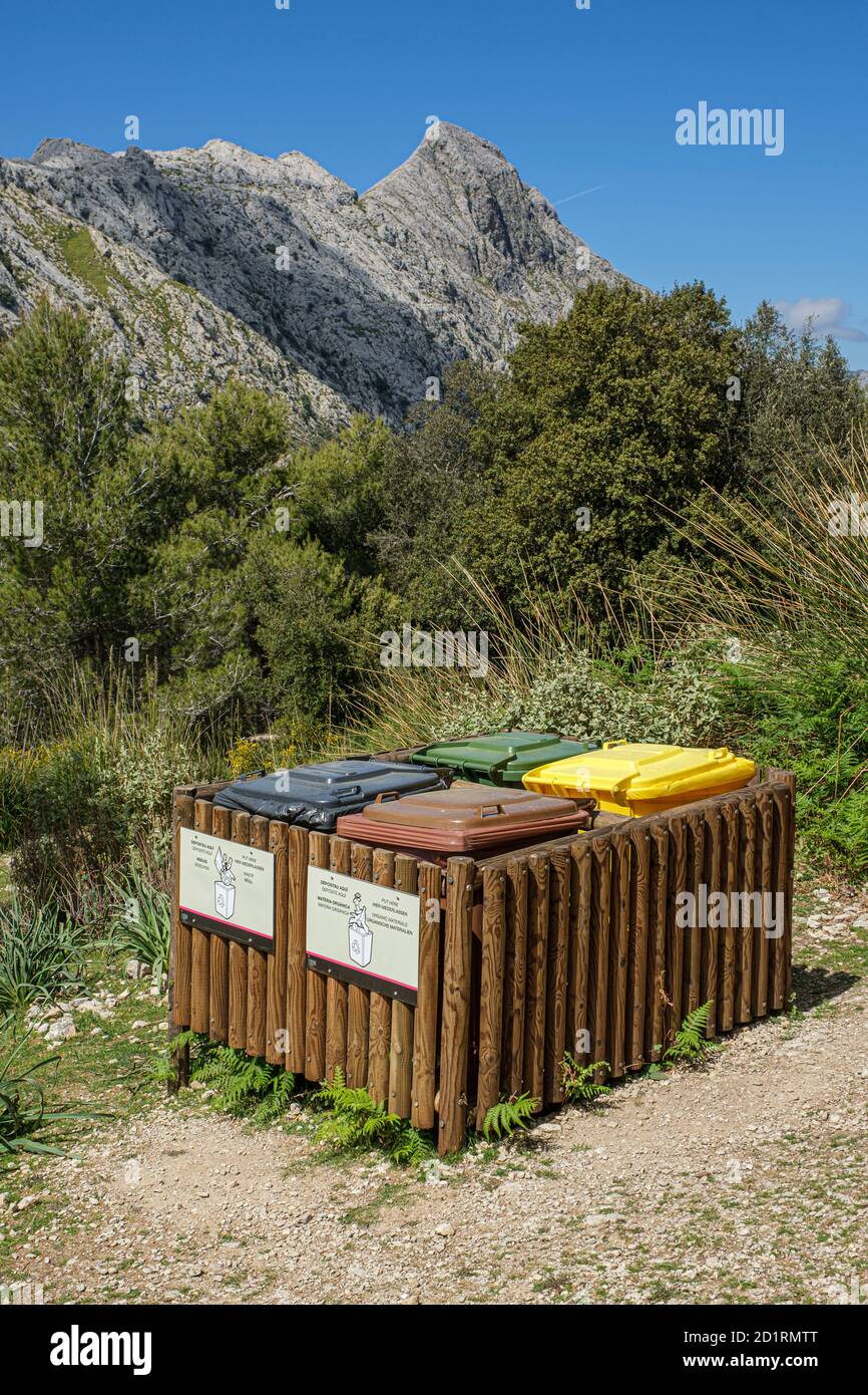 contenedores para separacion de basuras, Área Recreativa de Sa Font des Noguer, Escorca, , Mallorca, Balearic Islands, Spain Stock Photo