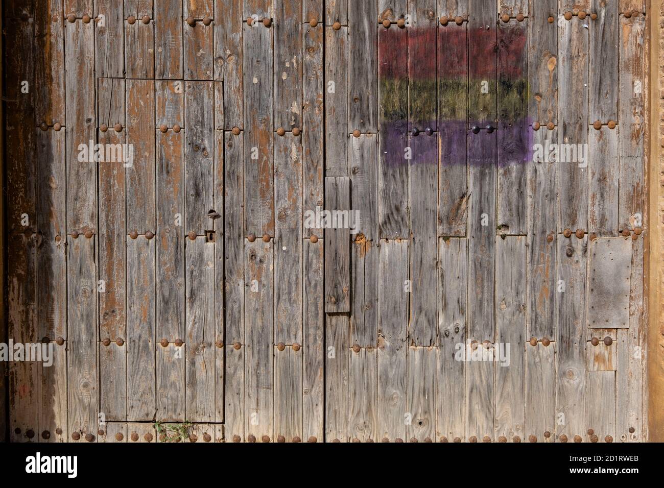 bandera española republicana pintada en una puerta, Corera, La Rioja , Spain, Europe Stock Photo