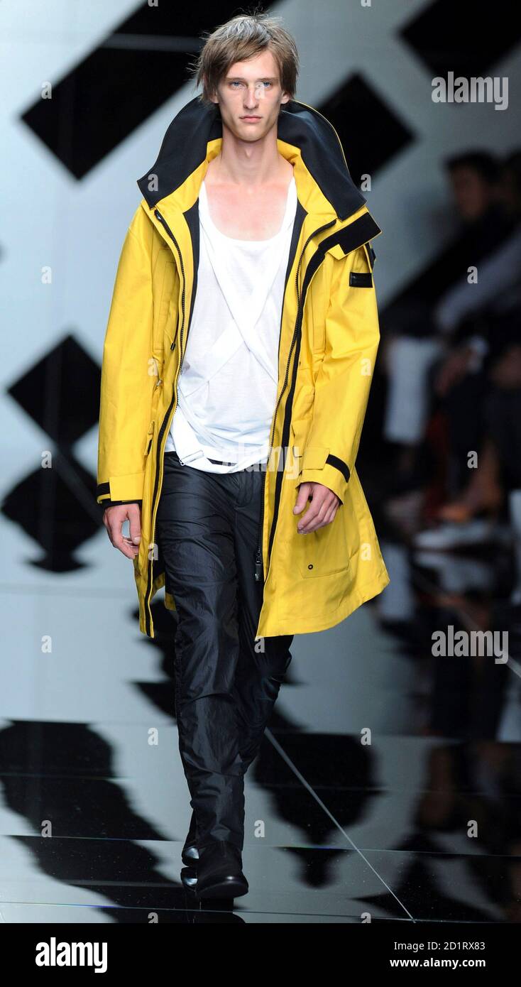 A model presents a creation as part of the Burberry Prorsum Spring/Summer  2010 men's collection during Milan Fashion Week June 20, 2009.  REUTERS/Paolo Bona (ITALY FASHION Stock Photo - Alamy