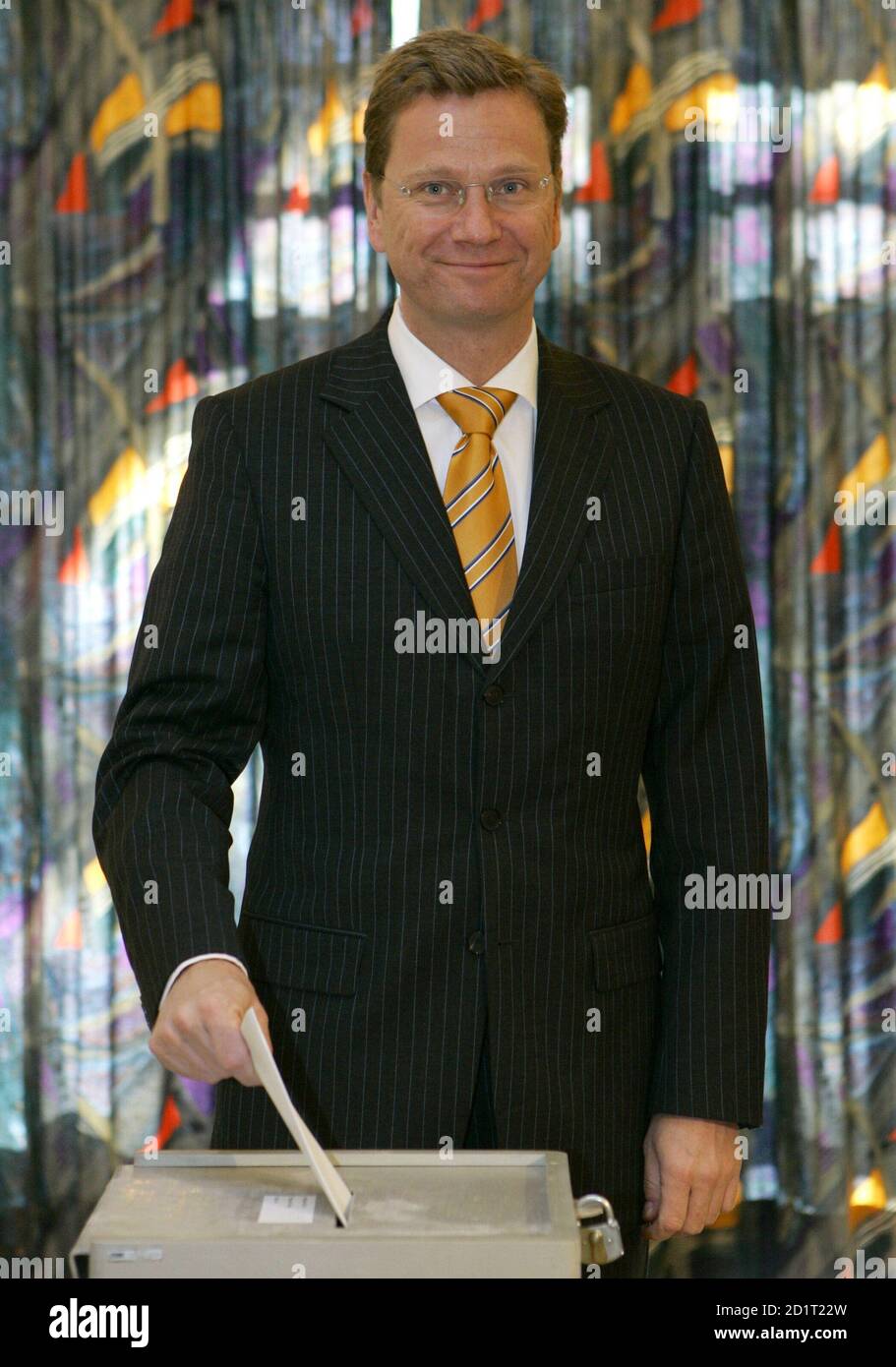 Guido Westerwelle, leader of the German liberal Free Democratic Party (FDP) casts his vote at a polling station in the western German city of Bonn September 18, 2005. [Voting began in Germany's closely fought election on Sunday with millions of undecided voters holding the key to a result that will have major implications for economic reform in Europe.] Stock Photo