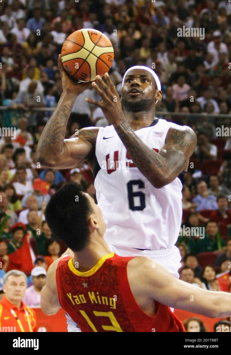 Lebron James of the U.S. shoots over Yao Ming of China during their Group B  basketball game at the Beijing 2008 Olympic Games August 10, 2008.  REUTERS/Sergio Perez (CHINA Stock Photo - Alamy