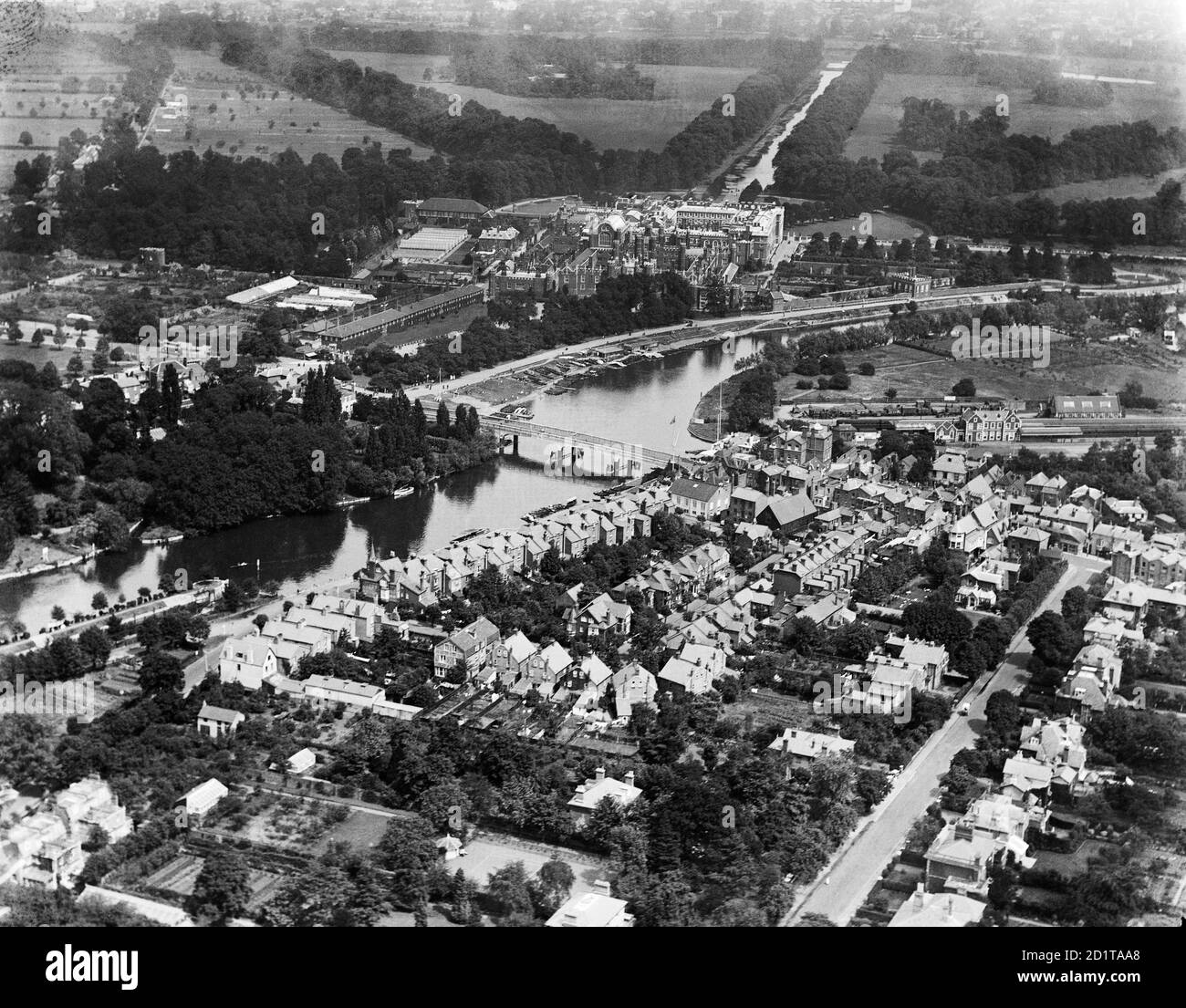HAMPTON COURT, Richmond-upon-Thames, London. Aerial view of Hampton Court Palace, the gardens and the River Thames. Photographed in 1920. Aerofilms Collection (see Links). Stock Photo