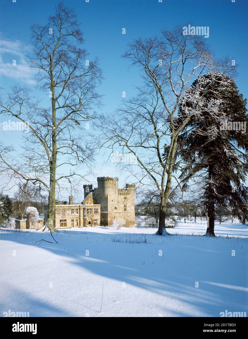 BELSAY HALL, CASTLE & GARDENS, Northumberland. Belsay Castle, snow scene. Stock Photo