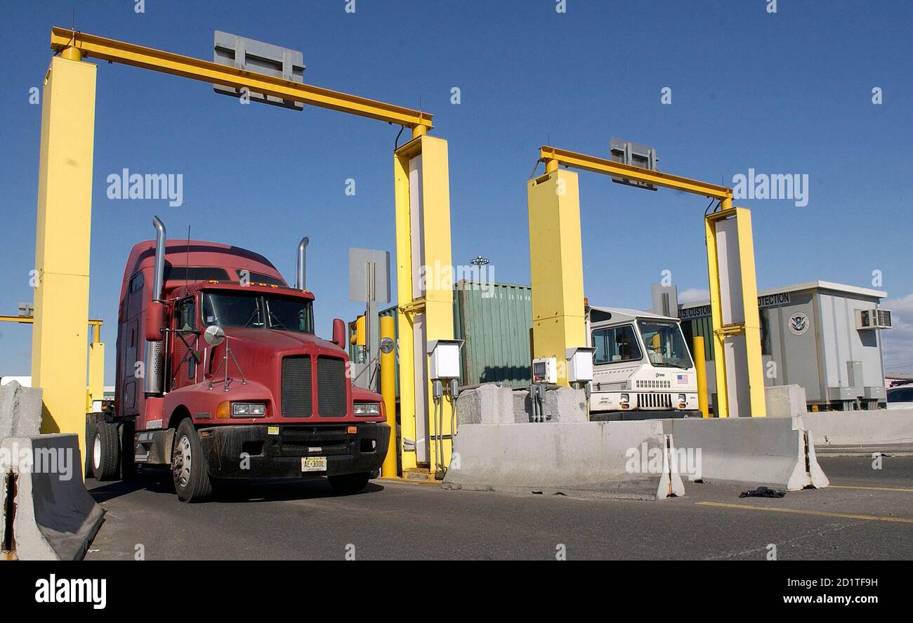 Port newark new jersey trucks hi-res stock photography and images - Alamy