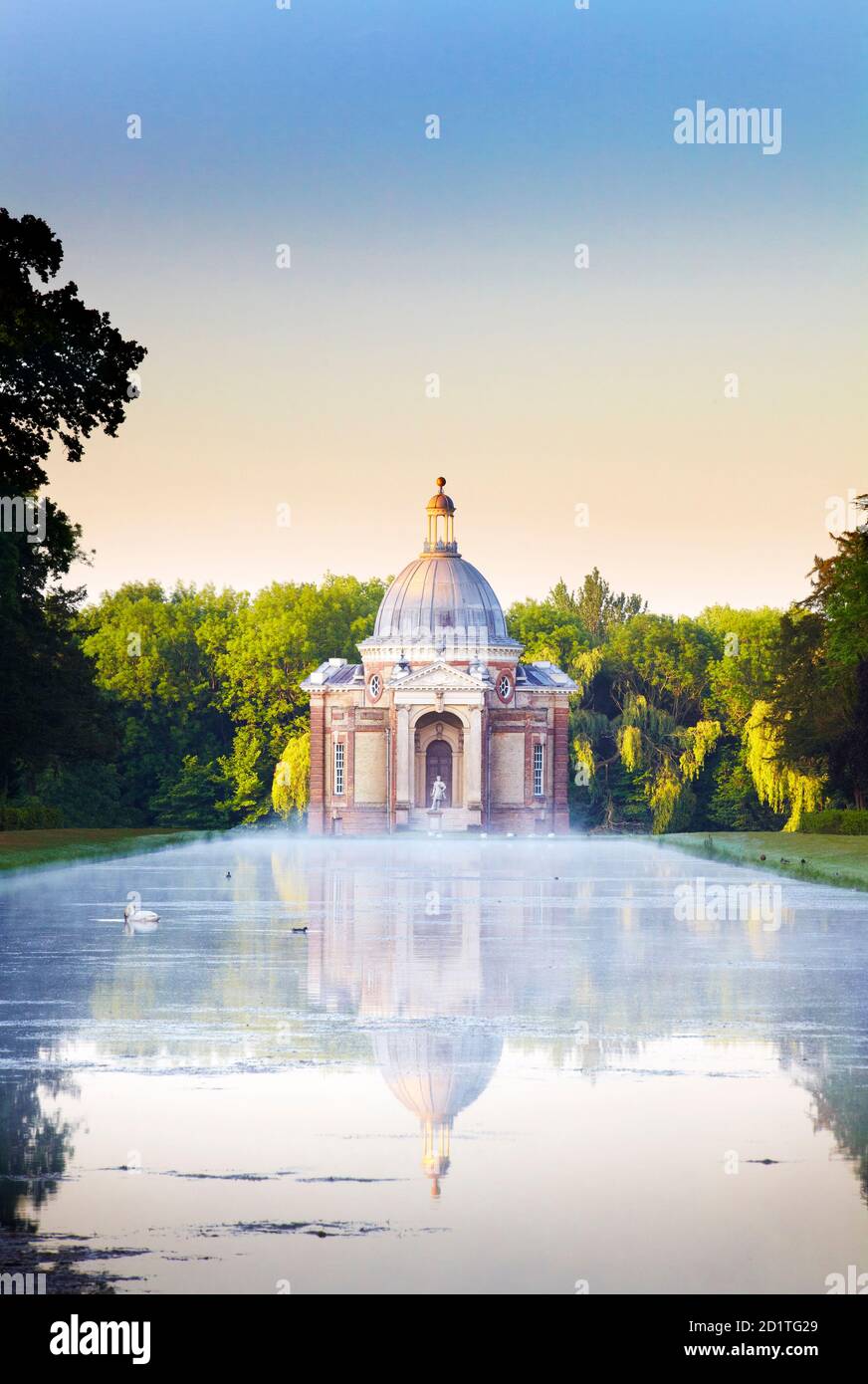 WREST PARK HOUSE AND GARDENS, Bedfordshire. The Long Water with the Pavilion designed by Thomas Archer. Stock Photo