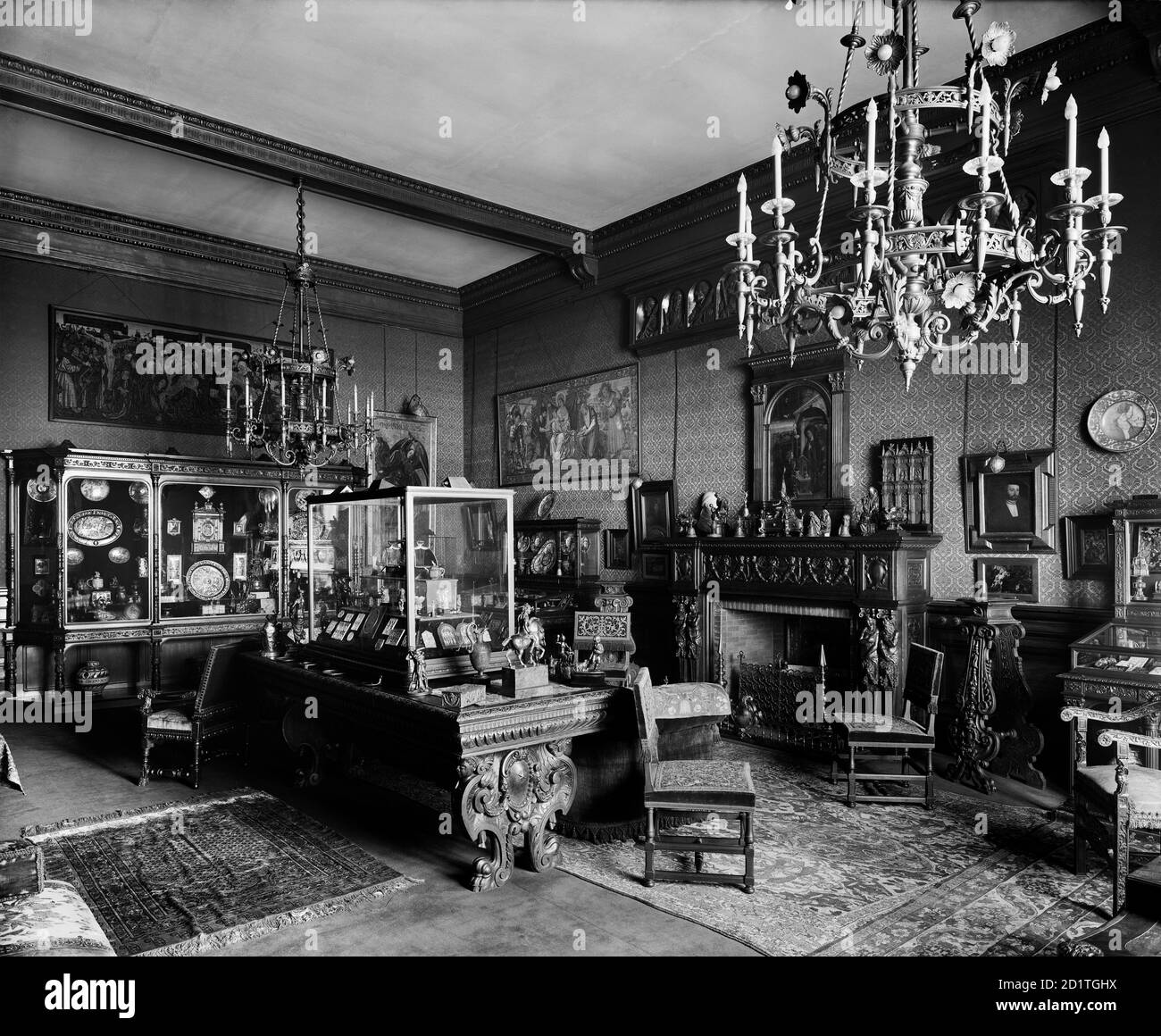 BATH HOUSE, 82 Piccadilly, London. Interior view. The Red Room at Bath House, showing display cases containing part of Sir Julius Wernher's collection. The photograph was commissioned by Sir Julius Wernher who had made his fortune in South African diamond mines and later in gold fields. Bath House was demolished in 1960. Photographed by H. Bedford Lemere in March 1911. Stock Photo