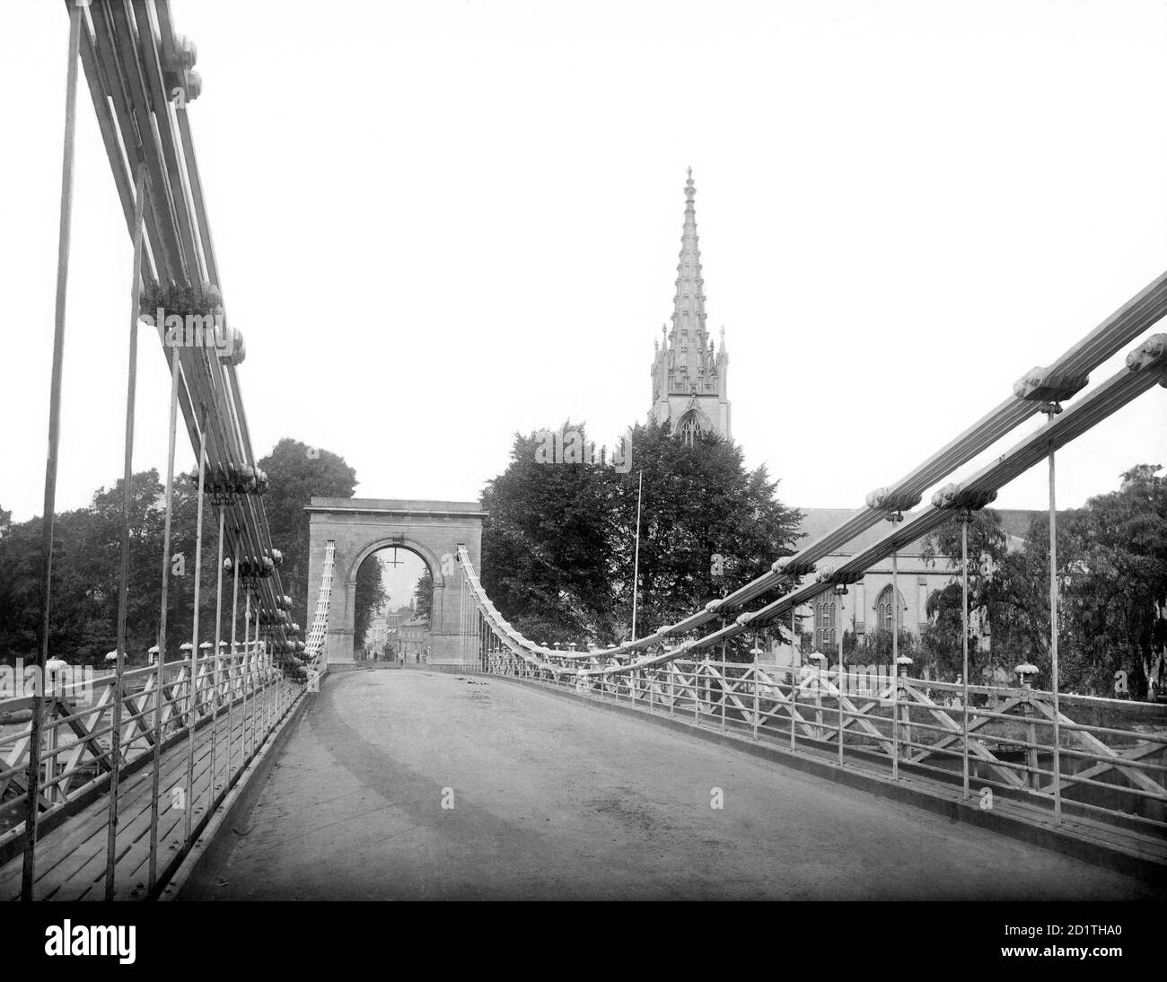 MARLOW BRIDGE, Marlow, Buckinghamshire. Looking along the suspension bridge over the River Thames, which was built in 1829-31. The spire of All Saints Church is in the background. Photographed by Henry Taunt (active 1860-1922). Stock Photo