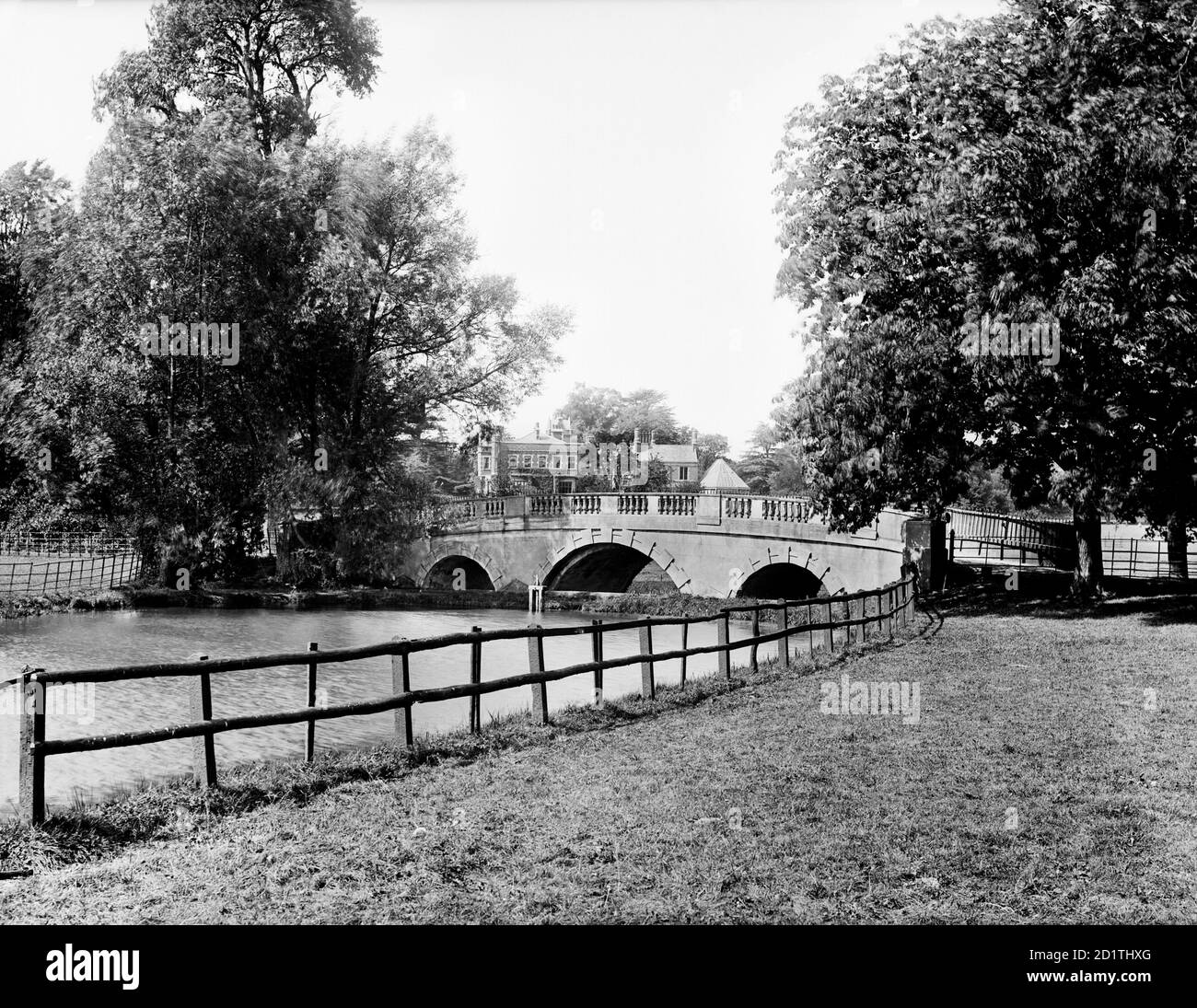 WHITEKNIGHTS PARK, Reading, Berkshire. A landscape view in the park showing the ornamental bridge over the lake. The house can be seen in the background. Photographed in 1890 by Henry Taunt. Stock Photo