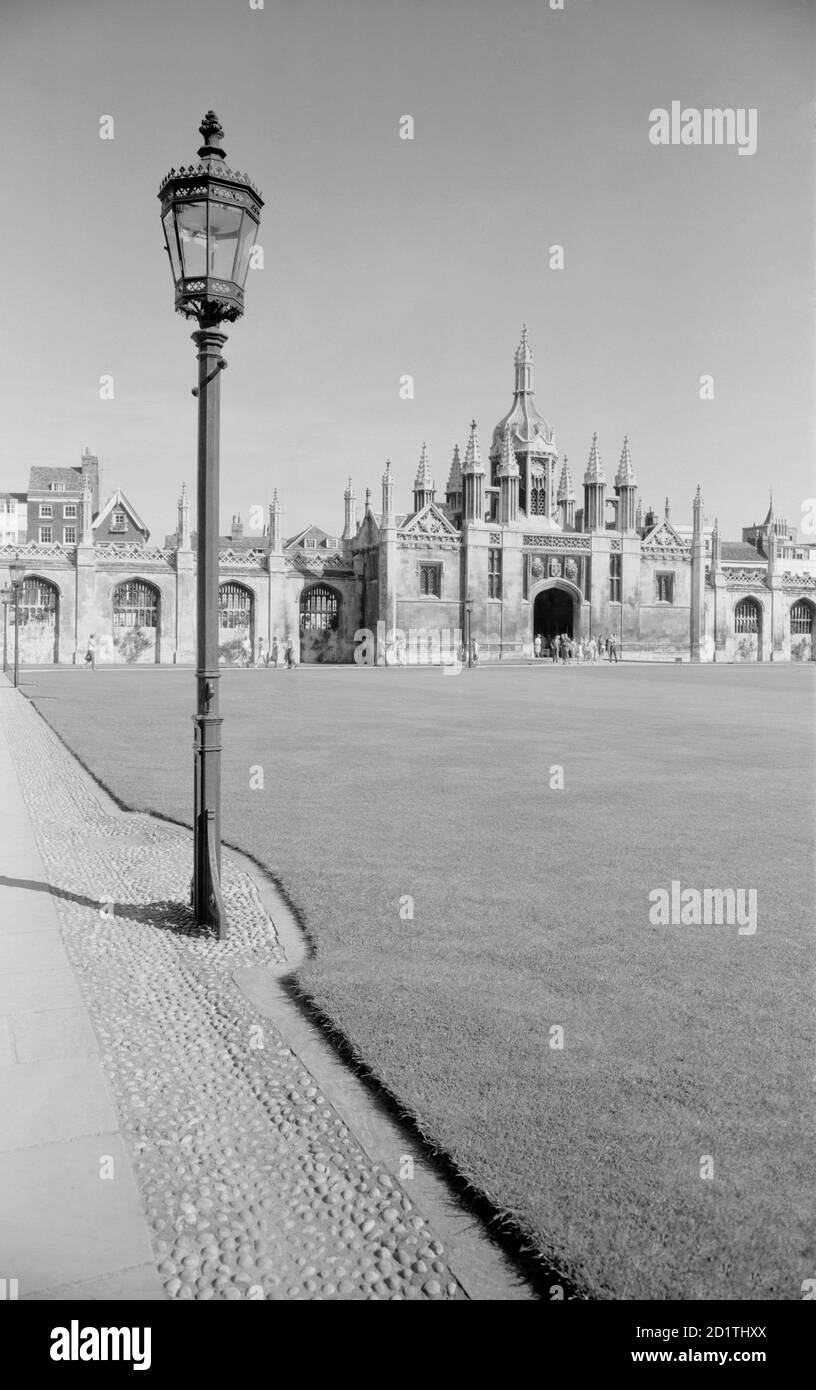 KING'S COLLEGE, Cambridge. View eastwards across the lawn in the main court of Kings College. The screen and gatehouse, which face King's Parade, were built to match the chapel in 1824-8 to designs by William Wilkins. Photographed by Eric de Mare between 1945 and 1980. Stock Photo