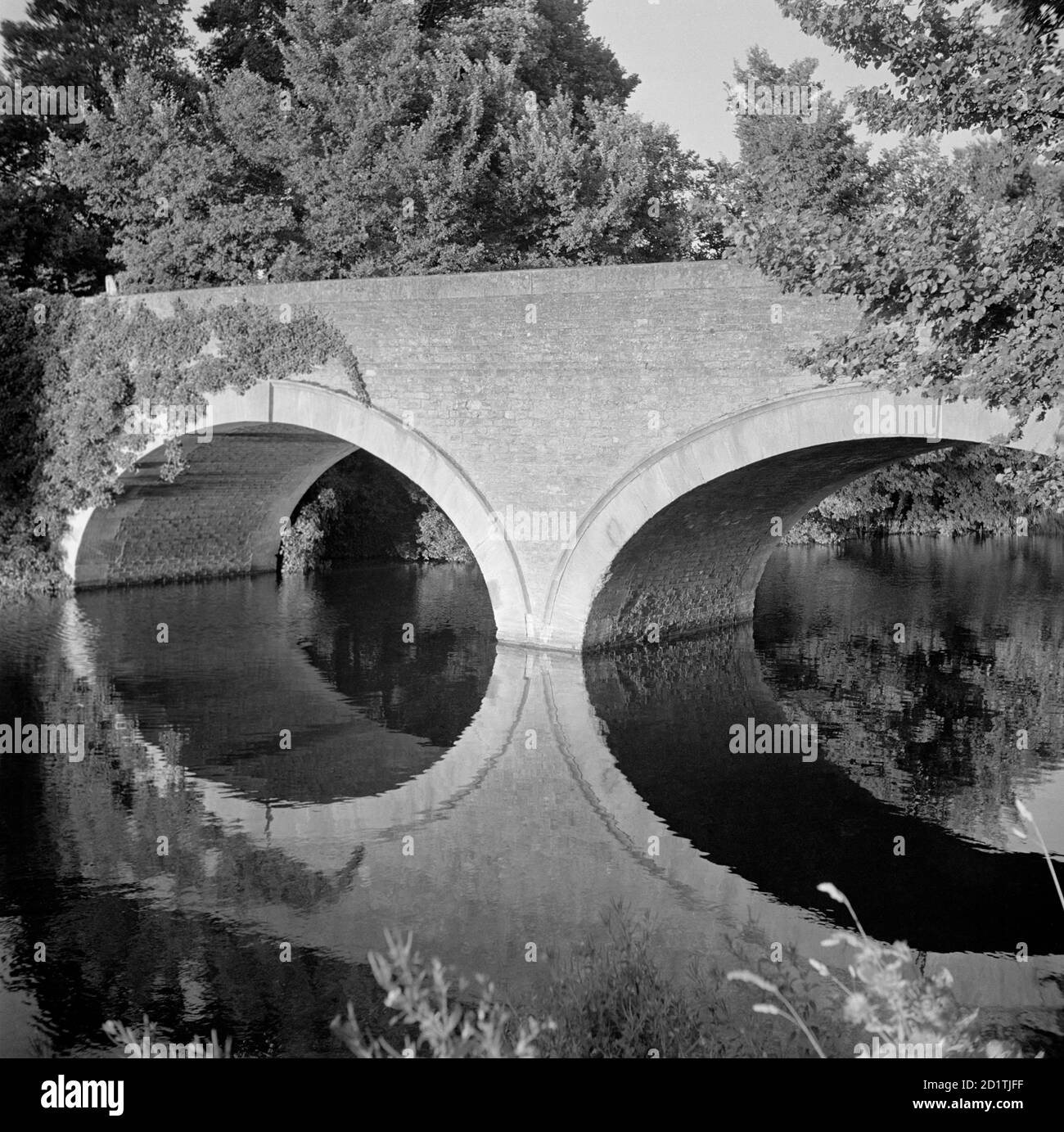 GODSTOW BRIDGE, Oxfordshire. General view of the Godstow Bridge in Oxford showng two spans over the river Thames. It was built in 1792. Photographed by Eric de Mare between 1945 and 1980. Stock Photo