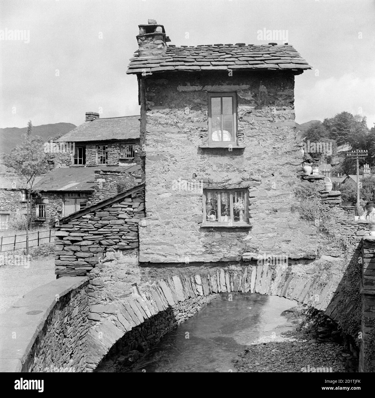 BRIDGE HOUSE, Ambleside, Cumbria. Bridge House was built over the Stock Ghyll to avoid land tax. Originally designed as an apple store, it was later used as a house, an information centre and now a shop for the National Trust. Photographed by Eric de Mare between 1945 and 1980. Stock Photo