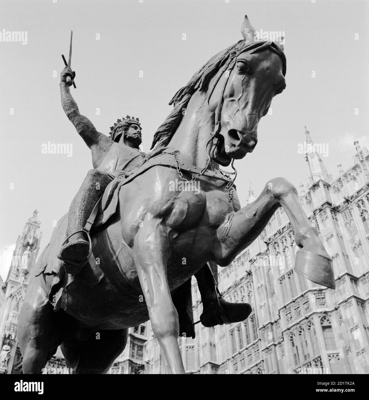 OLD PALACE YARD, Westminster, London. Detail view of the Richard Coeur de Lion statue looking up towards the equestrian bronze figure. It was made in 1860 by Carlo Marochetti. Photographed by Eric de Mare. Date range: 1945-1980. Stock Photo