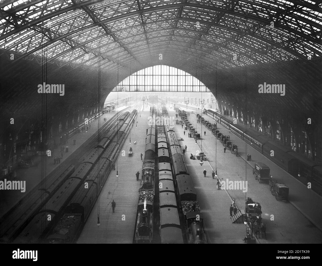 ST PANCRAS STATION, Camden, London. An interior view of St Pancras Station, looking down on the platforms which are busy with commuters. A line of hackney cabs wait for fares to the right of the photograph. The station was designed by W. H. Barlow in 1868. Campbells Press Studio, 1895. Stock Photo