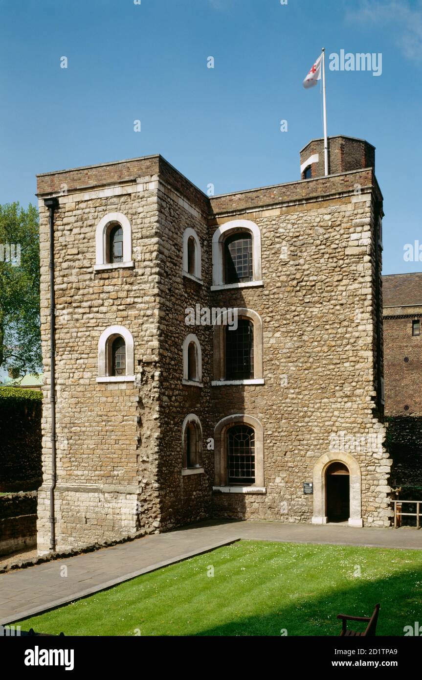 THE JEWEL TOWER Westminster, London. View of the Tower from the east. The Jewel Tower or 'King's Privy Wardrobe', was built c.1365 to house Edward III's treasures. It is one of two buildings from the medieval Palace of Westminster that survived the fire of 1834. Stock Photo