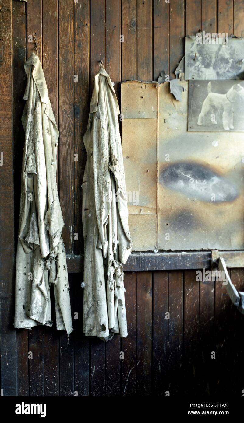 J. W. EVANS, Birmingham, West Midlands. Interior view of silversmiths factory. No.57 Jackson Rear Room. View of two overalls. Stock Photo
