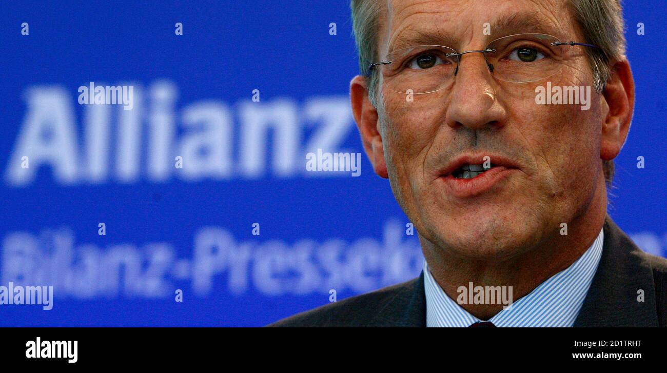 Michael Diekmann, CEO of Europe's biggest insurer Allianz SE, addresses journalists during the company's annual news conference in Munich, February 26, 2009. REUTERS/Alexandra Beier (GERMANY) Stock Photo