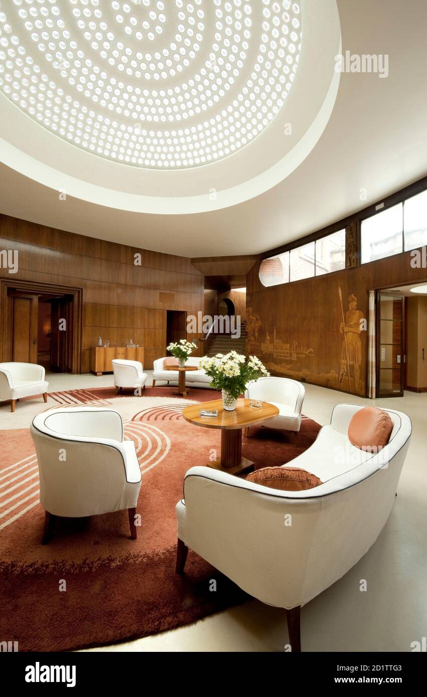 ELTHAM PALACE, London. Interior view. The Entrance Hall with Engstromer furniture and Dorn rug. Stock Photo