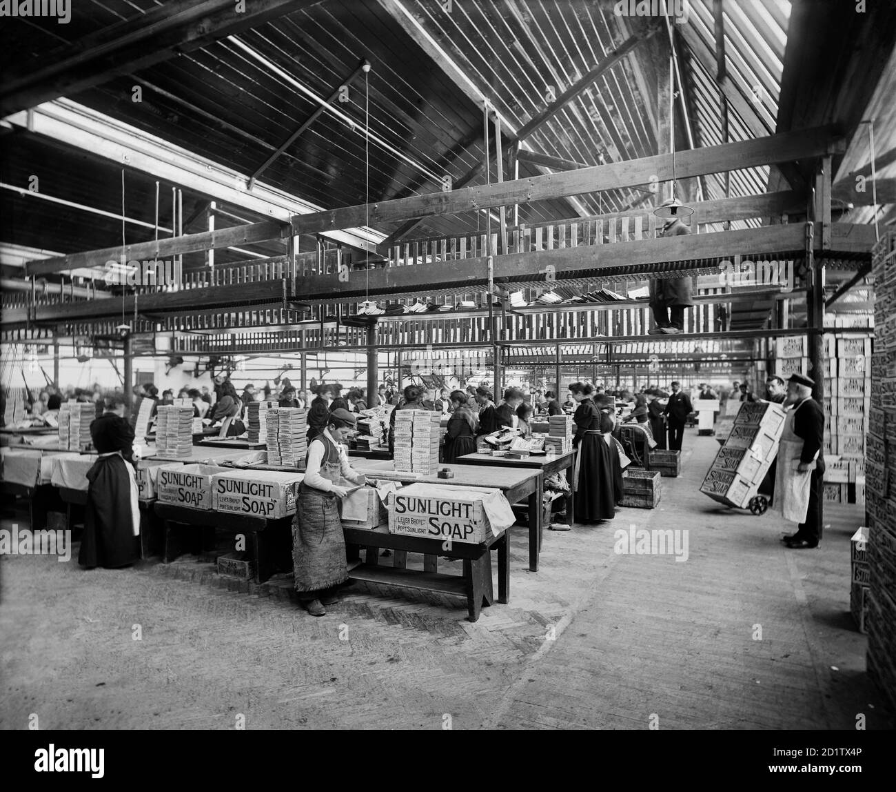 LEVER BROTHERS SUNLIGHT SOAP WORKS, Port Sunlight, Wirral, Merseyside. Interior view. Workers packing soap boxes. Photographed by Bedford Lemere & Co. in April 1897. Stock Photo