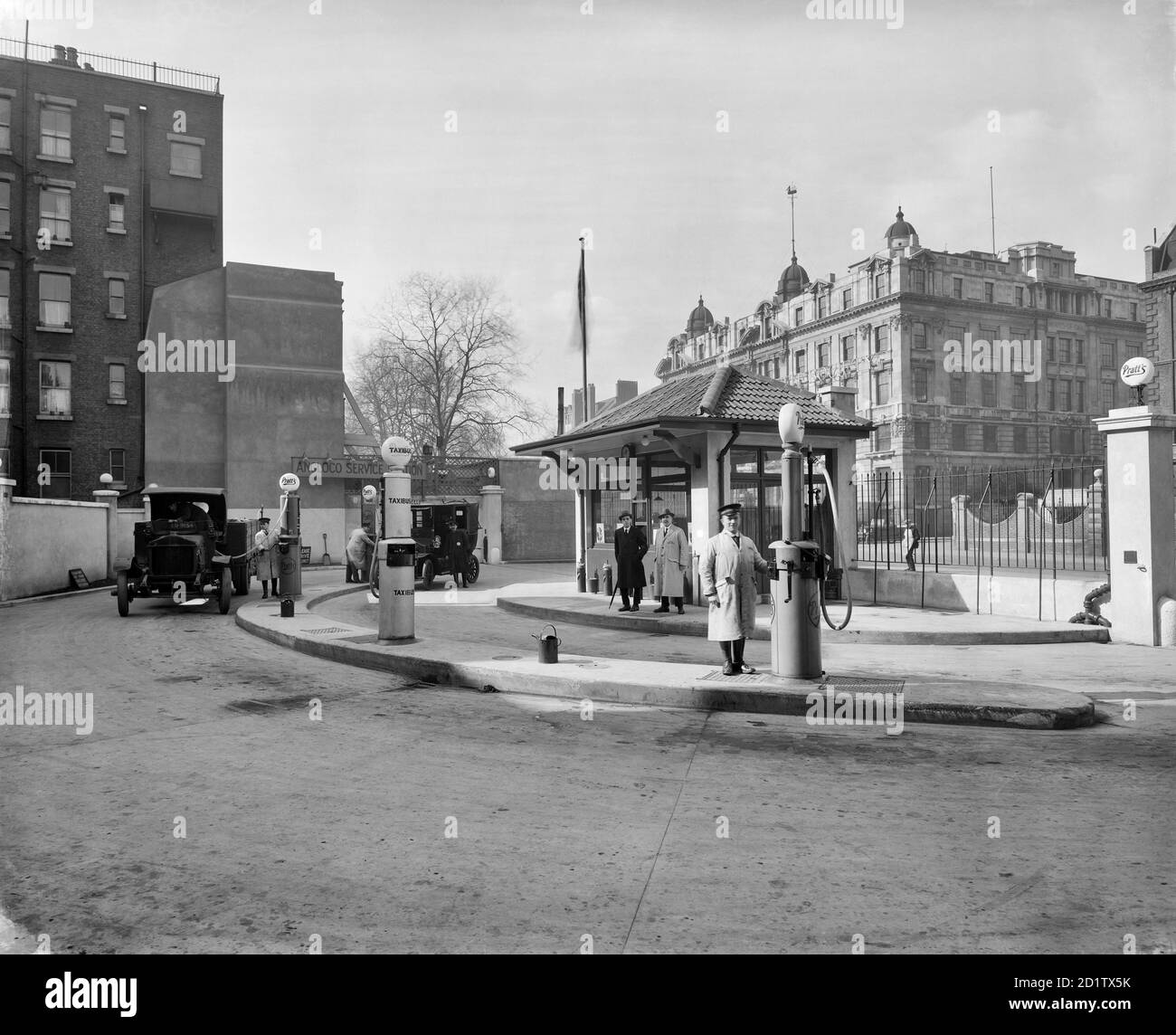 EUSTON ROAD, London. Anglo-American Oil Company petrol station. The company was founded in 1888, importing lamp oil and later motor spirit from the US, including a range of grades. Some grades were sold under the  Pratt's brand. The company later went on to become Esso. Photographed by Bedford Lemere & Co in 1922. Stock Photo