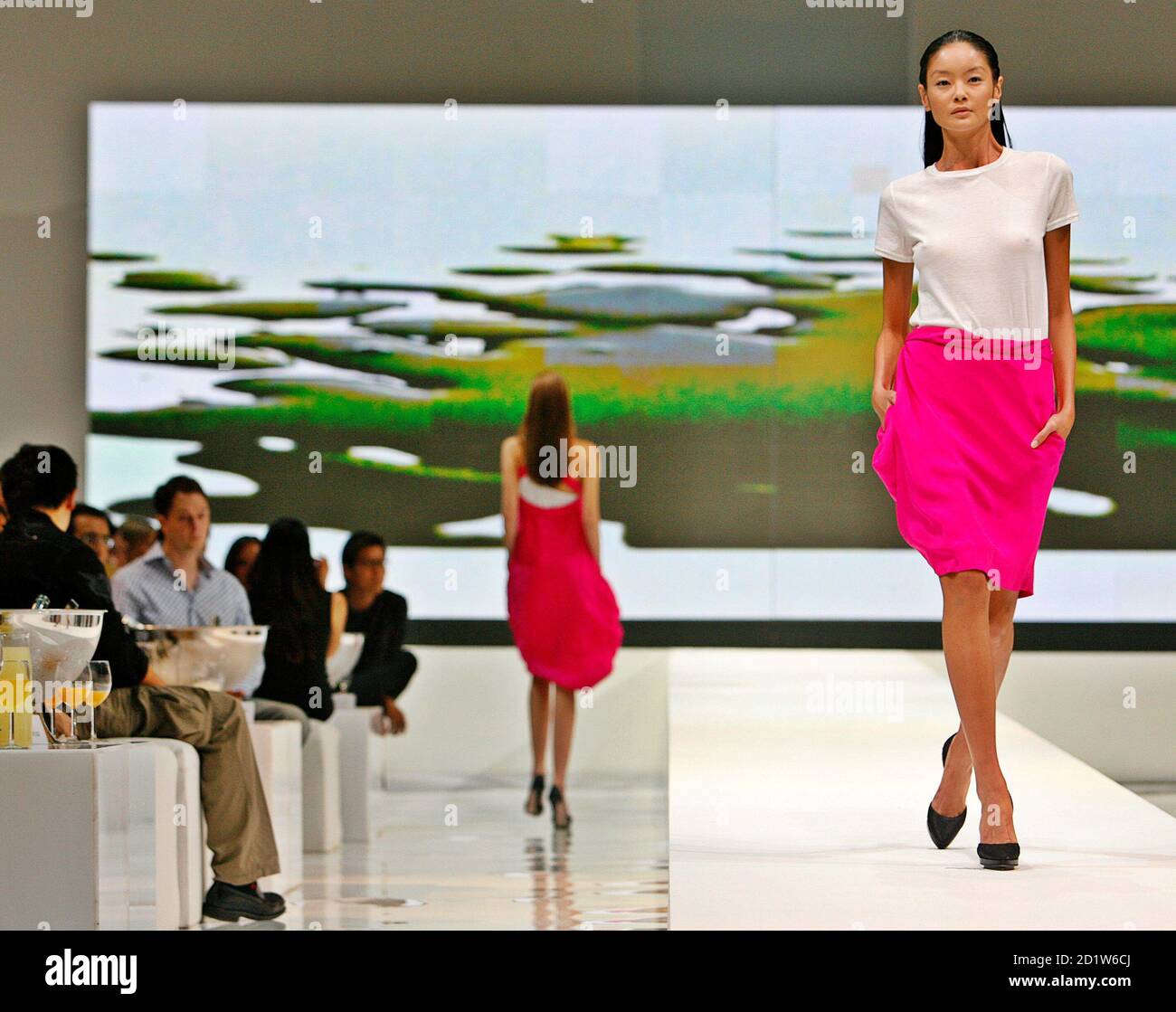 Models present creations from the ck Calvin Klein Spring/Summer 2008  collection during the Singapore Fashion Festival April 6, 2008.  REUTERS/Vivek Prakash (SINGAPORE Stock Photo - Alamy