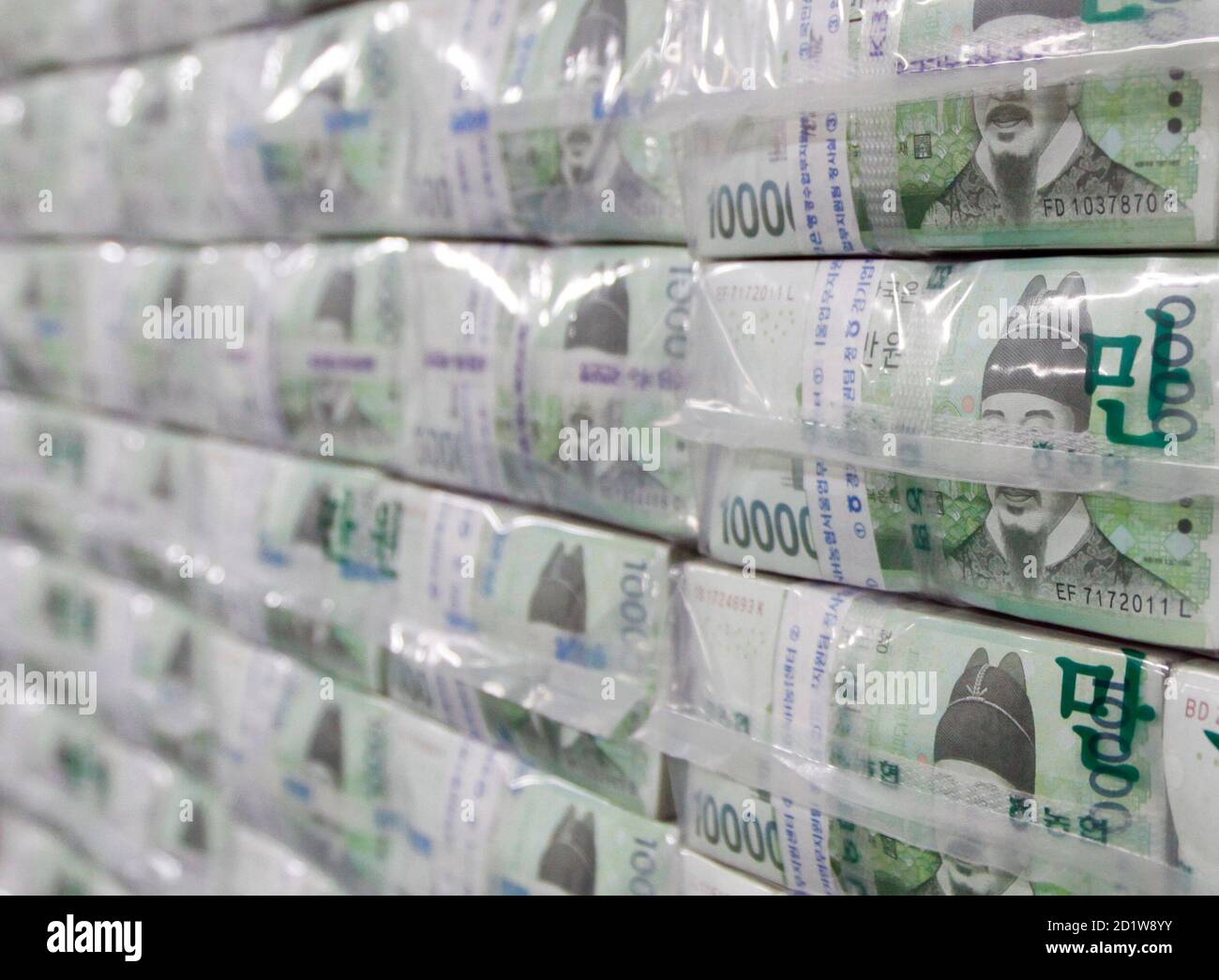 Stacks Of Korean Won Are Put Together Before Being Delivered To Commercial Banks During A Photo Opportunity At The Bank Of Korea In Seoul January 21 09 Ahead Of The Lunar New